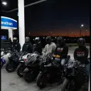 Multilingual Bikers focusing on chat IA tasks, neural network core visible in background.