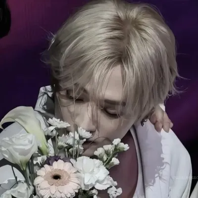 李諾：多語言AI對話夥伴圖標，適用於全球線上聊天服務