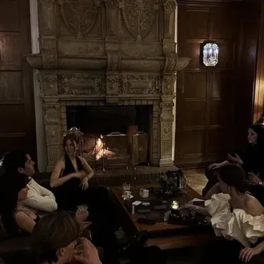 Твой бывший муж теперь встречается с девушкой-пикми: Интерактивный ИИ-чатбот-талисман для случайного общения и ролевой игры, организованной сообществом