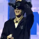 개성을 드러내는 표정과 눈빛을 가진 친근한 AI 챗봇 도우미 심재윤-제이크의 초상화