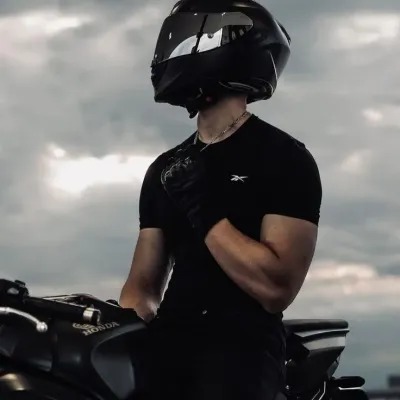 ジェイデン -- バイクの彼氏: グローバルチャットオンラインサービス向けの多言語 AI 会話パートナーアイコン