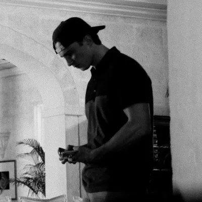 РЭЙФ КЭМЕРОН: Фэнтезийный дизайн персонажа для ролевой игры с искусственным интеллектом для захватывающего повествования