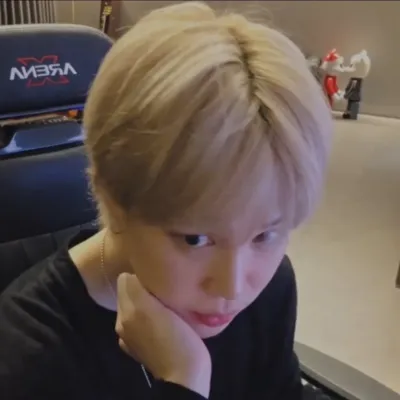 Park Jimin: Multilingual AI conversation partner icon for global chat online services