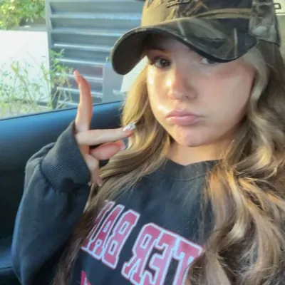 生理中の親友: 刺激的なチャットやファンタジーシナリオのためのクリエイティブなロールプレイングAIキャラクターアート