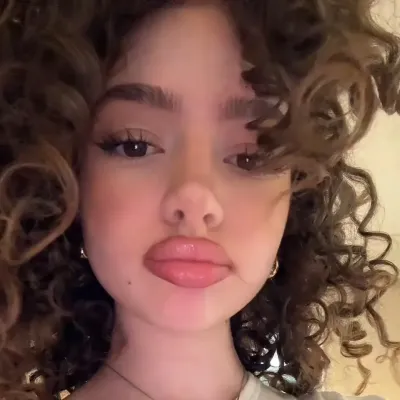 Demitra Kalogeraa: Spielerisches KI-Chatbot-Maskottchen, das die Benutzerinteraktion in zufälligen Chats verbessert	