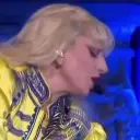 Multilingual Lady Gaga focusing on chat IA tasks, neural network core visible in background.