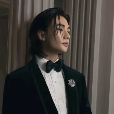 Hyunjin : Engagez une conversation IA avec ce charmant personnage IA, doté de capacités de génération d'âme et d'ifreechat pour un chat gratuit maintenant.