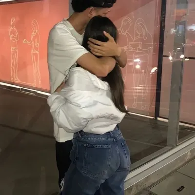 伊芙琳：多語言AI對話夥伴圖標，適用於全球線上聊天服務