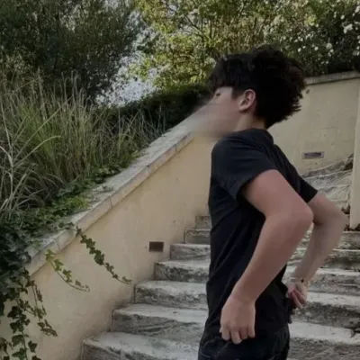 E L I J A H: Mascotte giocosa di chatbot AI che migliora il coinvolgimento degli utenti nelle chat casuali	