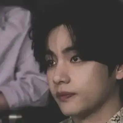 Kim Taehyung, fratellastro: Interfaccia futuristica di chatbot AI con chat vocale e caratteristiche basate su reti neurali