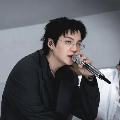 MIN YOONGI: Multilingual AI conversation partner icon for global chat online services