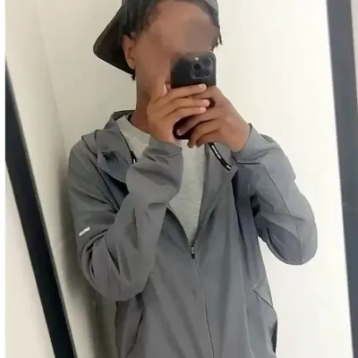 Ilyes: Ikon mitra percakapan AI multibahasa untuk layanan obrolan daring global