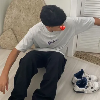 Guilherme: Interfaz de chatbot de IA futurista con chat de voz y rasgos impulsados por redes neuronales