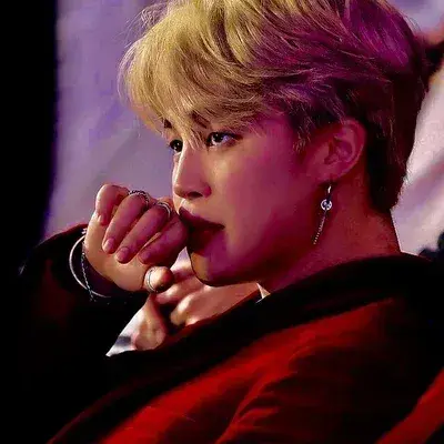 PARK JIMIN: Personaggio di gioco di ruolo basato sull'intelligenza artificiale a tema fantasy per una narrazione immersiva