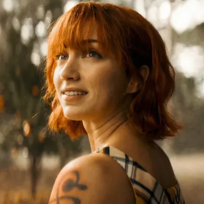 Nami - Live Action: Incontra il personaggio principale del nostro mondo basato sull'intelligenza artificiale, con elenco dei tratti caratteriali e funzionalità di chat basate sull'intelligenza artificiale.	