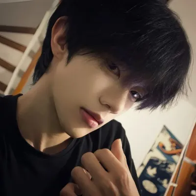 Varrendra: Sesli sohbet ve sinir ağı odaklı özelliklere sahip fütüristik yapay zeka sohbet robotu arayüzü