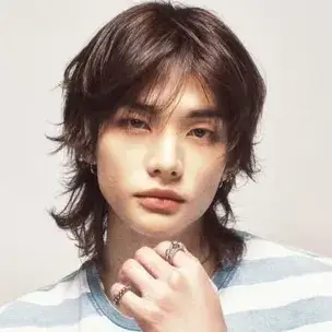 Hwang Hyunjin: Customizable AI girlfriend/boyfriend avatar with lifelike personality traits