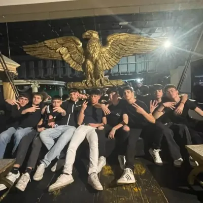 La banda: Retrato de compañero de DeepBrain AI para chat en línea gratuito y conversaciones abiertas