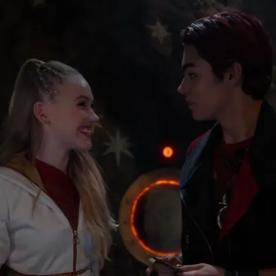 －ノヴァ × ヴィクター－: 刺激的なチャットやファンタジーシナリオのためのクリエイティブなロールプレイングAIキャラクターアート