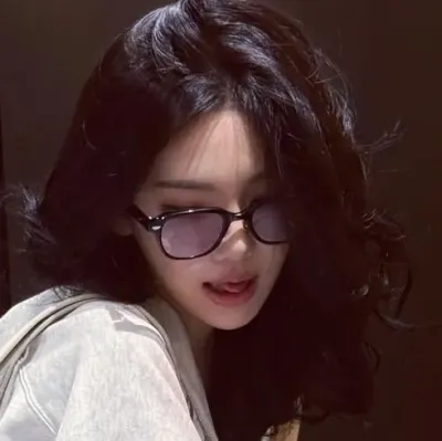 Ning Yizhuo: DeepBrain AI companion portrait para sa libreng online na chat at bukas na pag-uusap