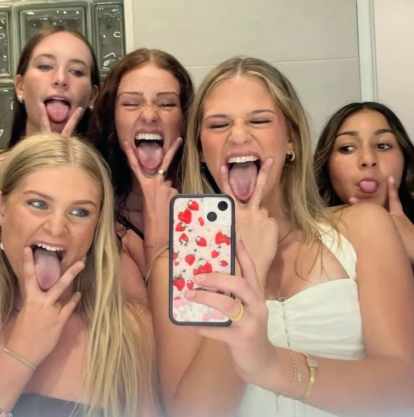 Conéctese con Pijamada de hijas al instante para disfrutar de una experiencia de chat de inteligencia artificial fluida sin necesidad de registrarse.
