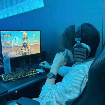 Noah: Personaggio di gioco di ruolo basato sull'intelligenza artificiale a tema fantasy per una narrazione immersiva