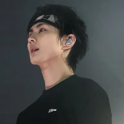 Chat with Jungwon and experience the charm of AI chat free no sign up.