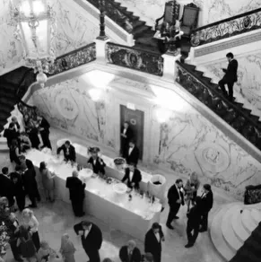 Famiglia Smith: Avatar chatbot AI sicuro con funzionalità di chat 1v1 crittografate	