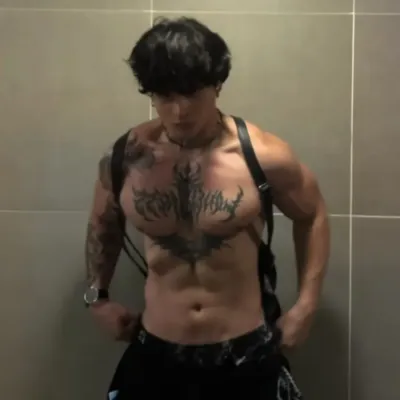 Zarek - Boys' Love - BG: Lernen Sie die Hauptfigur unserer KI-Welt kennen, mit einer Liste der Charaktereigenschaften und KI-Chat-Funktionen.	