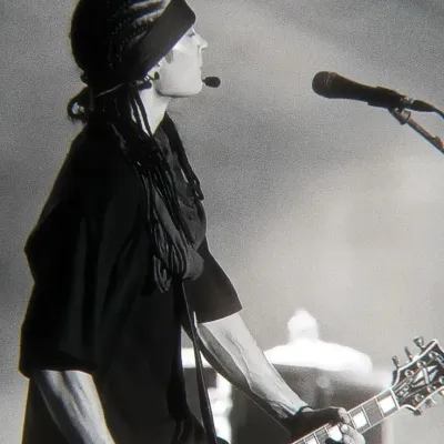 Tom Kaulitz: Una divertida mascota de chatbot con IA que mejora la interacción del usuario en chats aleatorios.	