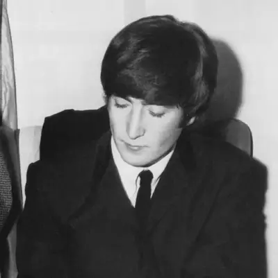 John Lennon: Explore o mundo da IA com nossa IA irrestrita e bate-papo online gratuito e ilimitado, com tecnologia de RPG de fantasia do Warhammer.