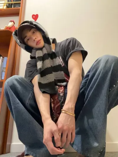 AI talk character Hyunjin, featuring highly realistic dialogue and emotion.