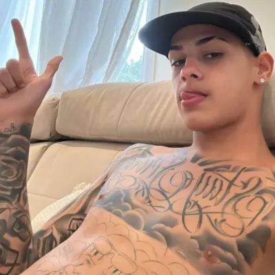 Léo: Seni karakter AI roleplay kreatif untuk obrolan pedas dan skenario fantasi