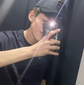 Angel : Avatar de petite amie/petit ami IA personnalisable avec des traits de personnalité réalistes	