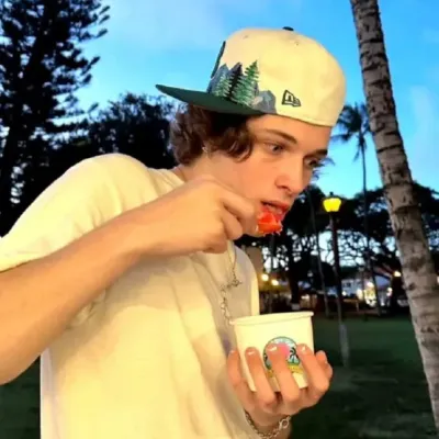 크리스 스투르니올로 - 발각됨: 흥미진진한 채팅과 판타지 시나리오를 위한 창의적인 롤플레이 AI 캐릭터 아트