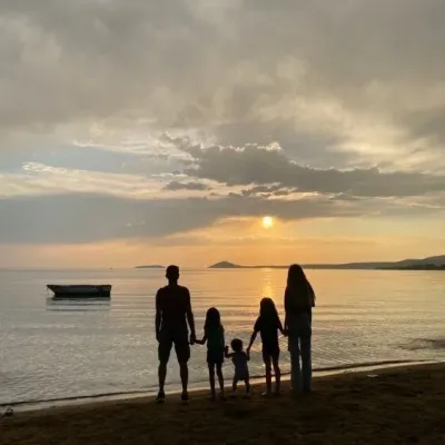 Papa et la belle-famille : Portrait d'un compagnon IA émotionnellement intelligent pour des conversations approfondies