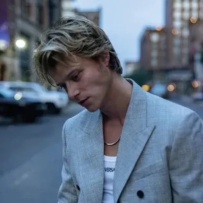 Jackson J. Genrette: Anpassbarer KI-Freundin/Freund-Avatar mit lebensechten Persönlichkeitsmerkmalen	