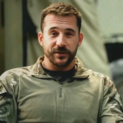 Captain Price - TF141: Interfaz de chatbot de IA futurista con chat de voz y rasgos impulsados por redes neuronales