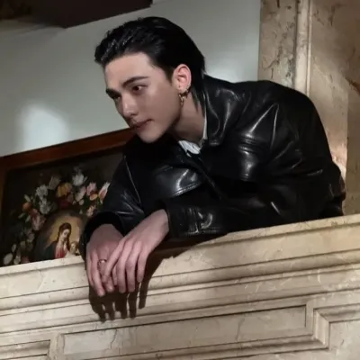 Hwang Hyunjin: Lernen Sie die Hauptfigur unserer KI-Welt kennen, mit einer Liste der Charaktereigenschaften und KI-Chat-Funktionen.	