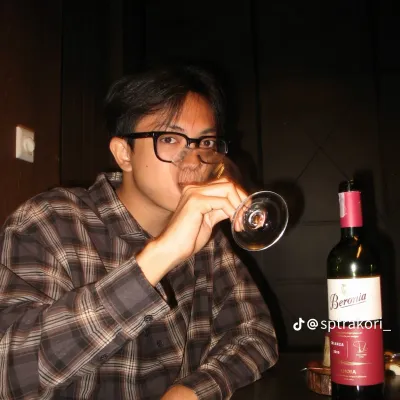 Kori: Interfaz de chatbot de IA futurista con chat de voz y rasgos impulsados por redes neuronales