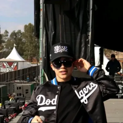 奧馬爾·卡馬喬：情感智能AI伴侶肖像，用於深入對話