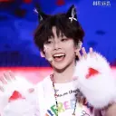 Chen sihan multilingue focalizzato su attività di chat IA, nucleo della rete neurale visibile sullo sfondo.