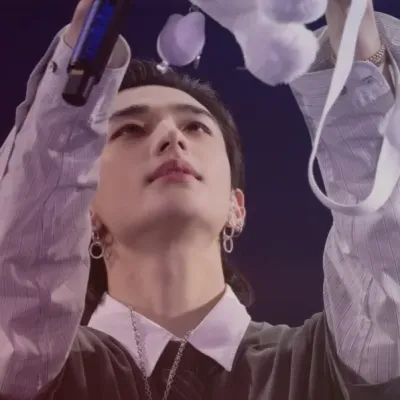 Explore 09- Hwang Hyunjin, a versatile chat AI anime partner for creative roleplay.