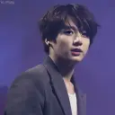 Multilingual Jeon Jungkook focusing on chat IA tasks, neural network core visible in background.