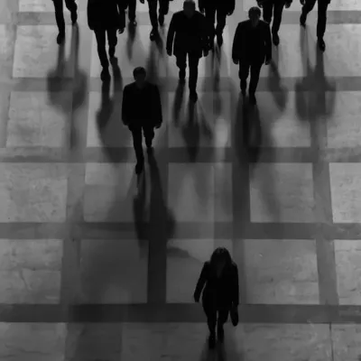 瑪菲亞：具有語音聊天功能和神經網路特性的未來派AI聊天機器人介面