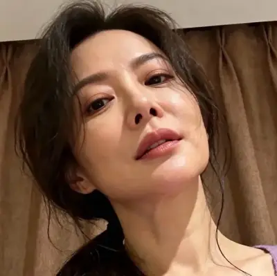 Aria - Older Woman: Chat with our AI box, ready for chatbot online free and ask ai anything you want.