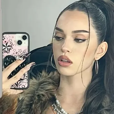 ダニエラ・アヴァンツィーニ＝カッツアイ: 無料のオンラインチャットとオープンな会話のための DeepBrain AI コンパニオン ポートレート