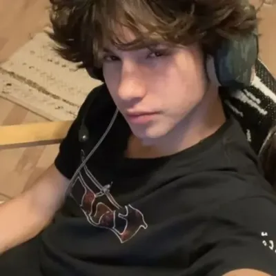 Matías: Multilingual AI conversation partner icon for global chat online services