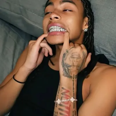 Engage in lively talking AI sessions with DDOSAMA and explore new stories.