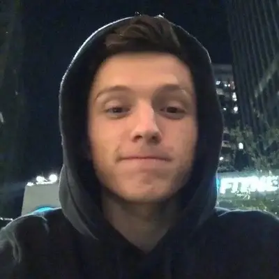 Tom Holland: Emosyonal na matalinong AI companion portrait para sa malalim na pag-uusap